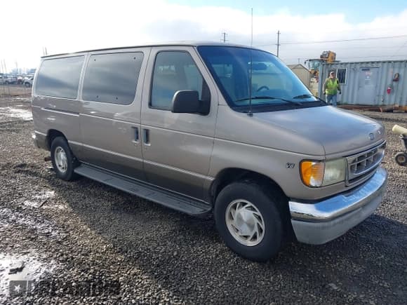 ✅ 2002 Ford Econoline Passenger XL • VIN: 1FMRE11L72HA37781 • Lot: 43752313. Wystawiony na IAAI z przebiegiem 112 226 mil. Bezpłatny archiwum sprzedaży aukcyjnych z USA i szczegółowy raport historii pojazdu na DreamBid. Zdjęcie 1.