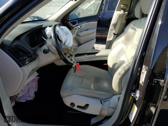 ✅ 2018 Volvo XC90 Momentum • VIN: YV4A22PKXJ1390292 • Lot: 85834825. Wystawiony na Copart z przebiegiem 146 273 mil. Bezpłatny archiwum sprzedaży aukcyjnych z USA i szczegółowy raport historii pojazdu na DreamBid. Zdjęcie 7.