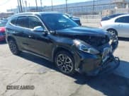 ✅ 2023 BMW X1 xDrive28i • VIN: WBX73EF07P5W83647 • Lot: 42828729. Wystawiony na IAAI z przebiegiem 11 407 mil. Bezpłatny archiwum sprzedaży aukcyjnych z USA i szczegółowy raport historii pojazdu na DreamBid. Zdjęcie 1.