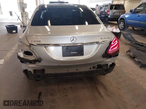 ✅ 2016 Mercedes-Benz C 450 AMG • VIN: 55SWF6EB2GU110774 • Lot: 42239393. Wystawiony na IAAI z przebiegiem 41 237 mil. Bezpłatny archiwum sprzedaży aukcyjnych z USA i szczegółowy raport historii pojazdu na DreamBid. Zdjęcie 19.