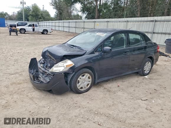 ✅ 2011 Nissan Versa S • VIN: 3N1BC1AP2BL423429 • Лот: 94353365. Опубликован ранее на Copart с пробегом 56 880 миль. Бесплатный доступ к архиву аукционных продаж из США и подробный отчёт об истории автомобиля на DreamBid. Изображение 1.
