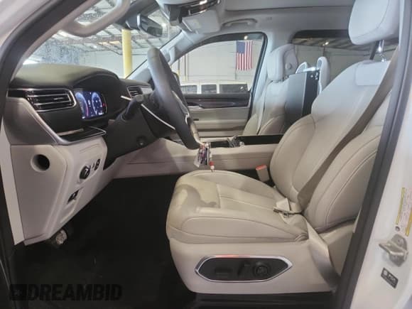 ✅ 2024 Jeep Wagoneer • VIN: 1C4SJVAP4RS136969 • Lot: 62506435. Wystawiony na Copart z przebiegiem 30 929 mil. Bezpłatny archiwum sprzedaży aukcyjnych z USA i szczegółowy raport historii pojazdu na DreamBid. Zdjęcie 7.