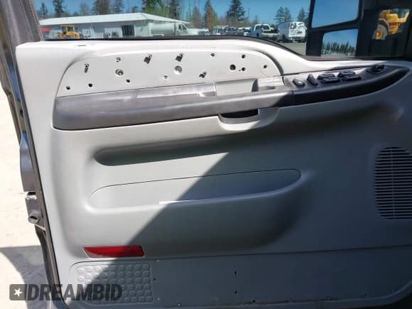 ✅ 2005 Ford F-250 XL • VIN: 1FTSW21P05EC31103 • Lot: 41966914. Listed on IAAI with 154,095 mi. Free auction sales archive from the USA and detailed vehicle history report at DreamBid. Image 11.