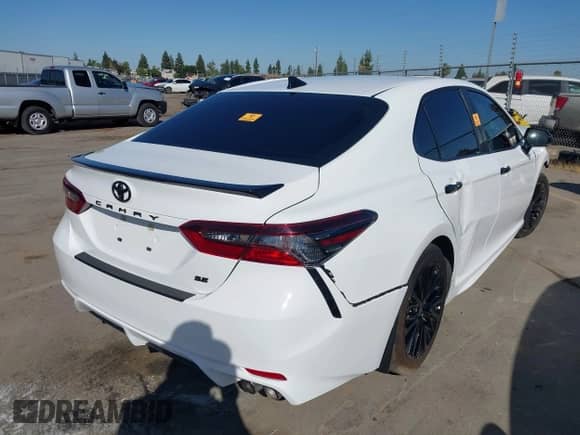 2022 Toyota Camry SE z VIN 4T1T11AK9NU076179, wystawiony jako IAAI lot #42781387 z przebiegiem 64 450 mil mil oraz . Historia ofert i sprzedaży dostępna na DreamBid. Obrazek 4.