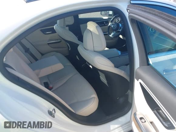 ✅ 2025 Mercedes-Benz C 300 • VIN: W1KAF4HB3SR241779 • Лот: 42833327. Опубликован ранее на IAAI с пробегом 8 539 миль. Бесплатный доступ к архиву аукционных продаж из США и подробный отчёт об истории автомобиля на DreamBid. Изображение 8.