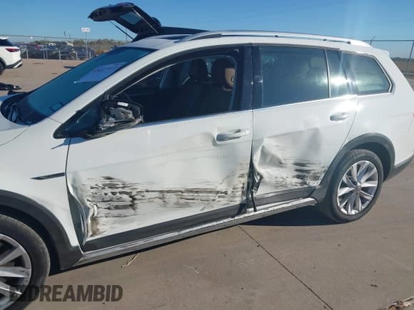 ✅ 2017 Volkswagen Golf S • VIN: 3VWH17AU1HM512348 • Lot: 43617107. Listed on IAAI with 79,960 mi. Free auction sales archive from the USA and detailed vehicle history report at DreamBid. Image 6.