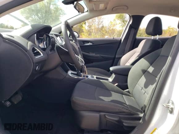 2017 Chevrolet Cruze LS z VIN 1G1BC5SM0H7133429, wystawiony jako Copart lot #82225725 z przebiegiem 161 844 mil mil oraz Szkoda całkowita • Salvage title. Historia ofert i sprzedaży dostępna na DreamBid. Obrazek 7.