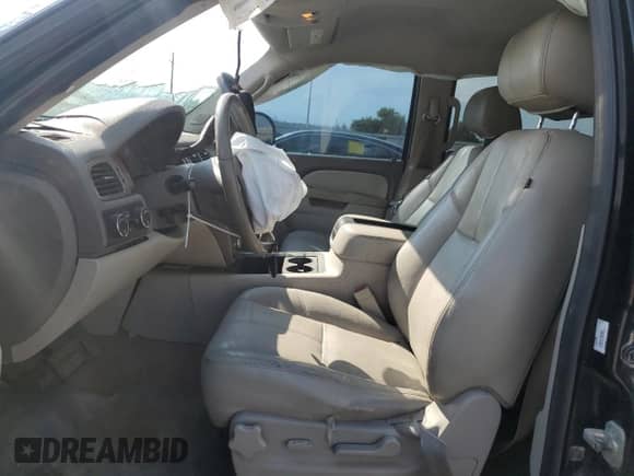 2010 Chevrolet Suburban LT z VIN 1GNUKJE39AR120047, wystawiony jako Copart lot #67310985 z przebiegiem 179 985 mil mil oraz Nie do naprawy • Non repairable. Historia ofert i sprzedaży dostępna na DreamBid. Obrazek 7.