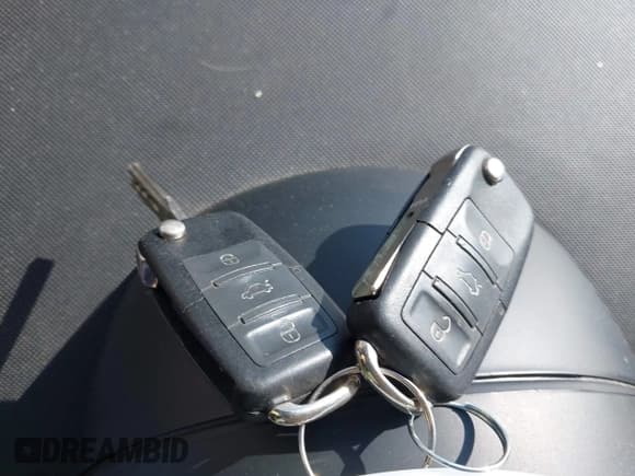 ✅ 2010 Volkswagen Beetle • VIN: 3VWRW3AG4AM013400 • Lot: 42009609. Wystawiony na IAAI z przebiegiem 50 409 mil. Bezpłatny archiwum sprzedaży aukcyjnych z USA i szczegółowy raport historii pojazdu na DreamBid. Zdjęcie 11.