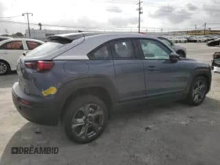 ✅ 2022 Mazda MX-30 Premium Plus • VIN: JM1DRADB9N0100310 • Lot: 82496675. Wystawiony na Copart z przebiegiem 36 424 mil. Bezpłatny archiwum sprzedaży aukcyjnych z USA i szczegółowy raport historii pojazdu na DreamBid. Zdjęcie 3.