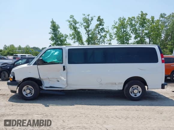 ✅ 2020 Chevrolet Express Passenger LT • VIN: 1GAZGPFG8L1215472 • Lot: 42463979. Wystawiony na IAAI z przebiegiem 78 397 mil. Bezpłatny archiwum sprzedaży aukcyjnych z USA i szczegółowy raport historii pojazdu na DreamBid. Zdjęcie 14.
