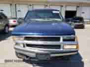 1998 Chevrolet Tahoe z VIN 3GNEK18R4WG101899, wystawiony jako Copart lot #71780145 z przebiegiem 264 478 mil mil oraz Szkoda całkowita • Salvage title. Historia ofert i sprzedaży dostępna na DreamBid. Obrazek 5.