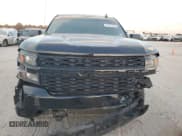 ✅ 2021 Chevrolet Silverado 1500 Custom • VIN: 3GCPWBEH8MG102560 • Lot: 76747484. Wystawiony na Copart z przebiegiem 81 580 mil. Bezpłatny archiwum sprzedaży aukcyjnych z USA i szczegółowy raport historii pojazdu na DreamBid. Zdjęcie 5.