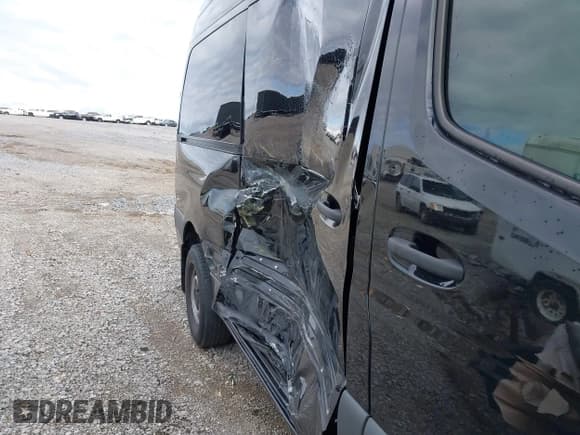 ✅ 2019 Mercedes-Benz Sprinter Passenger • VIN: WDZPF0CD4KP125864 • Lot: 39110594. Wystawiony na IAAI z przebiegiem 25 697 mil. Bezpłatny archiwum sprzedaży aukcyjnych z USA i szczegółowy raport historii pojazdu na DreamBid. Zdjęcie 6.