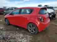 2013 Chevrolet Sonic RS z VIN 1G1JG6SB1D4150742, wystawiony jako Copart lot #88859145 z przebiegiem 96 024 mil mil oraz Czysty tytuł • Clean title. Historia ofert i sprzedaży dostępna na DreamBid. Obrazek 2.