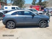 ✅ 2022 Mazda MX-30 Premium Plus • VIN: JM1DRADB1N0100219 • Lot: 42185308. Wystawiony na IAAI z przebiegiem 28 081 mil. Bezpłatny archiwum sprzedaży aukcyjnych z USA i szczegółowy raport historii pojazdu na DreamBid. Zdjęcie 14.