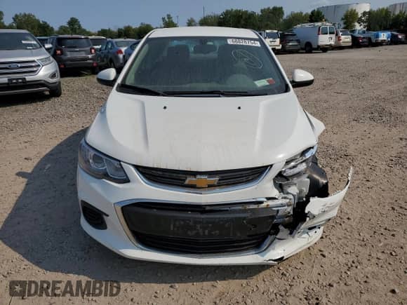 2020 Chevrolet Sonic LS z VIN 1G1JB5SB5L4123213, wystawiony jako Copart lot #68828754 z przebiegiem 125 323 mil mil oraz Szkoda całkowita • Salvage title. Historia ofert i sprzedaży dostępna na DreamBid. Obrazek 5.