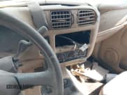 ✅ 1999 Chevrolet Blazer LS • VIN: 1GNCS13W1X2120019 • Lot: 41766379. Wystawiony na IAAI z przebiegiem Nie podano. Bezpłatny archiwum sprzedaży aukcyjnych z USA i szczegółowy raport historii pojazdu na DreamBid. Zdjęcie 12.