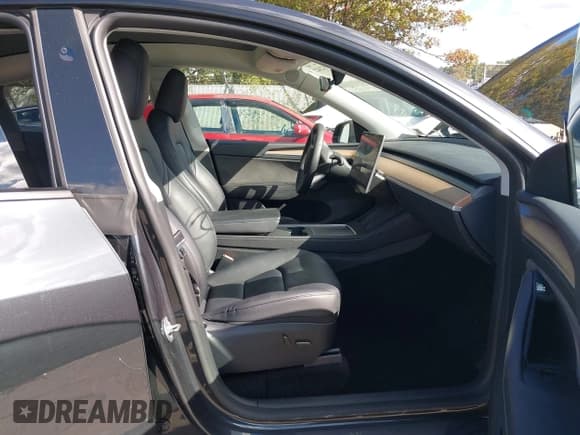 ✅ 2024 Tesla Model Y Long Range • VIN: 7SAYGDEE3RF037846 • Lot: 43522422. Wystawiony na IAAI z przebiegiem 35 753 mil. Bezpłatny archiwum sprzedaży aukcyjnych z USA i szczegółowy raport historii pojazdu na DreamBid. Zdjęcie 5.