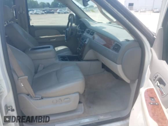 ✅ 2007 Chevrolet Suburban LT • VIN: 1GNFC16007J294395 • Lot: 42590528. Listed on IAAI with 261,070 mi. Free auction sales archive from the USA and detailed vehicle history report at DreamBid. Image 5.