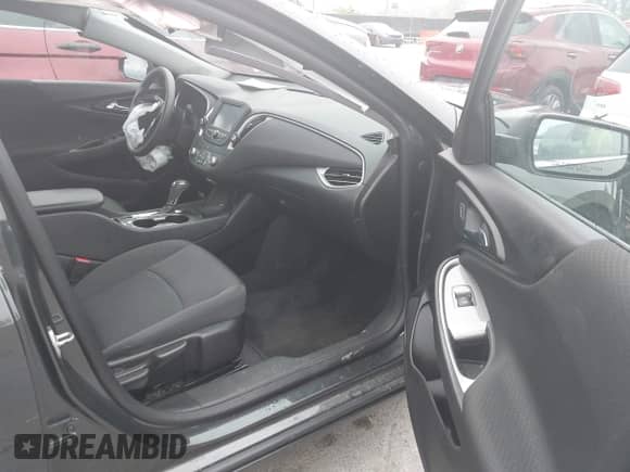 2018 Chevrolet Malibu LS z VIN 1G1ZB5ST2JF117656, wystawiony jako IAAI lot #42434210 z przebiegiem 90 785 mil mil oraz . Historia ofert i sprzedaży dostępna na DreamBid. Obrazek 5.