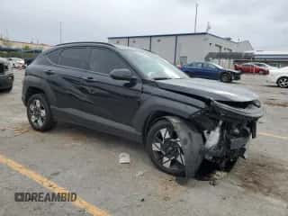 2024 Hyundai Kona SEL z VIN KM8HBCAB0RU103127, wystawiony jako Copart lot #71463955 z przebiegiem 94 189 mil mil oraz Szkoda całkowita • Salvage title. Historia ofert i sprzedaży dostępna na DreamBid. Obrazek 4.