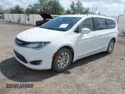 ✅ 2018 Chrysler Pacifica Touring L • VIN: 2C4RC1BG9JR141879 • Lot: 42801376. Wystawiony na IAAI z przebiegiem 137 968 mil. Bezpłatny archiwum sprzedaży aukcyjnych z USA i szczegółowy raport historii pojazdu na DreamBid. Zdjęcie 17.