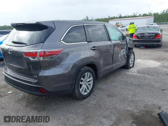 ✅ 2015 Toyota Highlander LE Plus • VIN: 5TDZKRFHXFS113026 • Lot: 42642125. Wystawiony na IAAI z przebiegiem 58 789 mil. Bezpłatny archiwum sprzedaży aukcyjnych z USA i szczegółowy raport historii pojazdu na DreamBid. Zdjęcie 4.