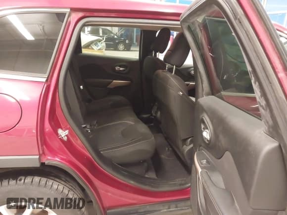 ✅ 2017 Jeep Cherokee Latitude • VIN: 1C4PJMCS8HW576962 • Лот: 43685987. Опубликован ранее на IAAI с пробегом 251 328 миль. Бесплатный доступ к архиву аукционных продаж из США и подробный отчёт об истории автомобиля на DreamBid. Изображение 7.