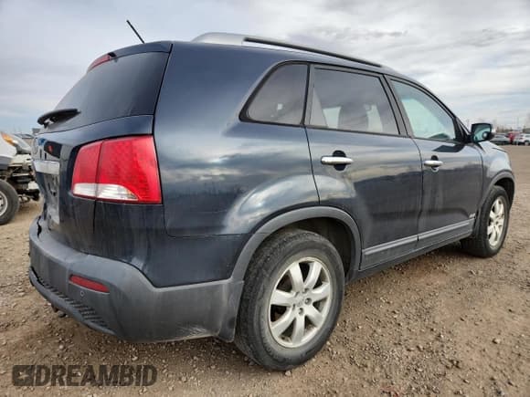 ✅ 2013 Kia Sorento LX • VIN: 5XYKTDA23DG361035 • Лот: 91943005. Опубликован ранее на Copart с пробегом 309 186 миль. Бесплатный доступ к архиву аукционных продаж из США и подробный отчёт об истории автомобиля на DreamBid. Изображение 3.