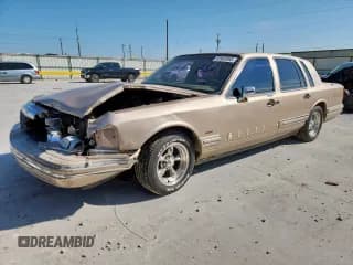 ✅ 1993 Lincoln Town Car Executive • VIN: 1LNLM81W0PY774243 • Lot: 83983865. Listed on Copart with 204,546 mi. Free auction sales archive from the USA and detailed vehicle history report at DreamBid. Image 1.