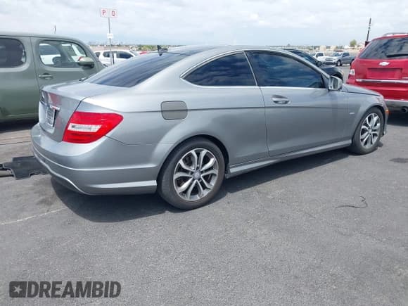 ✅ 2012 Mercedes-Benz C 250 • VIN: WDDGJ4HB1CF751432 • Lot: 42202778. Wystawiony na IAAI z przebiegiem 102 327 mil. Bezpłatny archiwum sprzedaży aukcyjnych z USA i szczegółowy raport historii pojazdu na DreamBid. Zdjęcie 4.