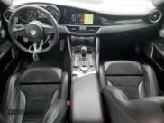 ✅ 2018 Alfa Romeo Giulia • VIN: ZARFAEAV7J7584118 • Lot: 87271414. Wystawiony na Copart z przebiegiem 97 844 mil. Bezpłatny archiwum sprzedaży aukcyjnych z USA i szczegółowy raport historii pojazdu na DreamBid. Zdjęcie 8.