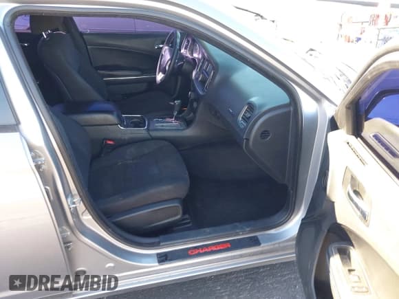 ✅ 2013 Dodge Charger SE • VIN: 2C3CDXBG5DH706505 • Lot: 43575308. Wystawiony na IAAI z przebiegiem 155 254 mil. Bezpłatny archiwum sprzedaży aukcyjnych z USA i szczegółowy raport historii pojazdu na DreamBid. Zdjęcie 5.