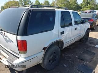 ✅ 1998 Chevrolet Blazer LS • VIN: 1GNDT13W0W2250597 • Lot: 43168345. Wystawiony na IAAI z przebiegiem 237 631 mil. Bezpłatny archiwum sprzedaży aukcyjnych z USA i szczegółowy raport historii pojazdu na DreamBid. Zdjęcie 4.