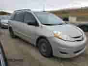 2009 Toyota Sienna LE z VIN 5TDZK23C79S272185, wystawiony jako Copart lot #90288145 z przebiegiem 272 534 mil mil oraz Czysty tytuł • Clean title. Historia ofert i sprzedaży dostępna na DreamBid. Obrazek 4.