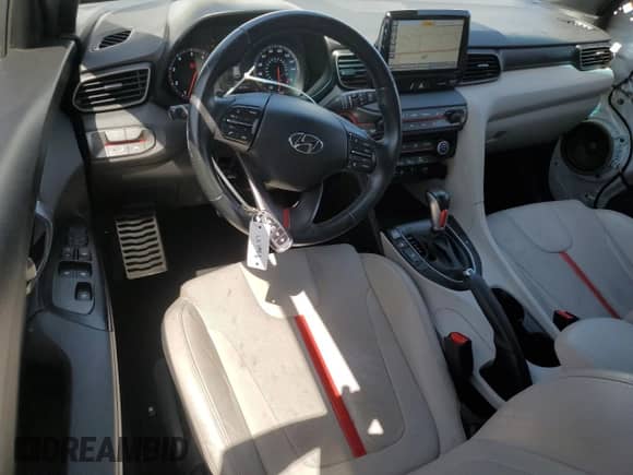 ✅ 2019 Hyundai Veloster Turbo • VIN: KMHTH6AB4KU014810 • Lot: 49254225. Wystawiony na Copart z przebiegiem 49 115 mil mil. Skorzystaj z bezpłatnego archiwum sprzedaży aukcyjnych z USA i zobacz szczegółowy raport historii pojazdu na DreamBid. Zdjęcie 8.