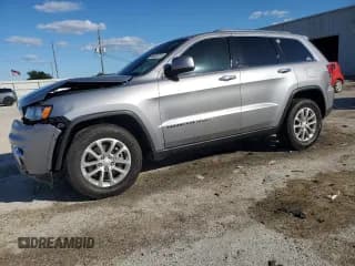 ✅ 2021 Jeep Grand Cherokee Laredo E • VIN: 1C4RJEAG2MC597556 • Lot: 86639715. Wystawiony na Copart z przebiegiem 75 520 mil. Bezpłatny archiwum sprzedaży aukcyjnych z USA i szczegółowy raport historii pojazdu na DreamBid. Zdjęcie 1.