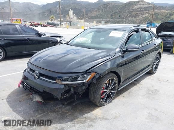 ✅ 2025 Volkswagen Jetta Autobahn • VIN: 3VW2T7BU9SM003551 • Lot: 41808269. Wystawiony na IAAI z przebiegiem 4 038 mil. Bezpłatny archiwum sprzedaży aukcyjnych z USA i szczegółowy raport historii pojazdu na DreamBid. Zdjęcie 17.