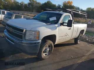 2011 Chevrolet Silverado 2500HD Work Truck z VIN 1GC0KVCG8BZ403514, wystawiony jako IAAI lot #43476303 z przebiegiem 224 583 mil mil oraz . Historia ofert i sprzedaży dostępna na DreamBid. Obrazek 2.