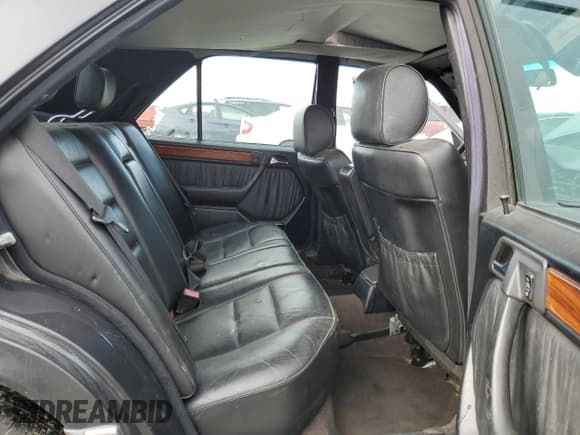 ✅ 1995 Mercedes-Benz E 320 • VIN: WDBEA32E0SC180075 • Lot: 78734204. Wystawiony na Copart z przebiegiem 268 276 mil. Bezpłatny archiwum sprzedaży aukcyjnych z USA i szczegółowy raport historii pojazdu na DreamBid. Zdjęcie 10.