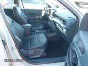 ✅ 2024 Ford Maverick Lariat • VIN: 3FTTW8M35RRB31386 • Lot: 43404724. Wystawiony na IAAI z przebiegiem 12 428 mil. Bezpłatny archiwum sprzedaży aukcyjnych z USA i szczegółowy raport historii pojazdu na DreamBid. Zdjęcie 5.