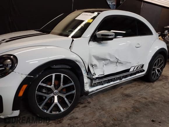 ✅ 2016 Volkswagen Beetle Dune • VIN: 3VWS17AT0GM621749 • Lot: 42486286. Wystawiony na IAAI z przebiegiem 106 311 mil. Bezpłatny archiwum sprzedaży aukcyjnych z USA i szczegółowy raport historii pojazdu na DreamBid. Zdjęcie 6.