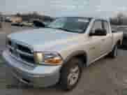 2010 Dodge 1500 ST z VIN 1D7RV1GP8AS256383, wystawiony jako Copart lot #80847134 z przebiegiem 341 254 mil mil oraz Czysty tytuł • Clean title. Historia ofert i sprzedaży dostępna na DreamBid. Obrazek 1.