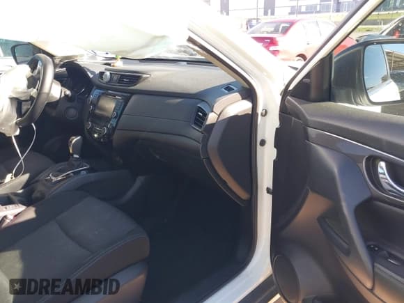 ✅ 2019 Nissan Rogue SV • VIN: JN8AT2MT5KW267358 • Lot: 43576405. Listed on IAAI with 53,941 mi. Free auction sales archive from the USA and detailed vehicle history report at DreamBid. Image 5.