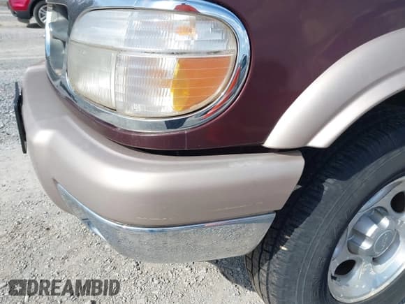 ✅ 2000 Ford Explorer Eddie Bauer • VIN: 1FMZU74E3YZA86045 • Lot: 41888885. Wystawiony na IAAI z przebiegiem 137 725 mil. Bezpłatny archiwum sprzedaży aukcyjnych z USA i szczegółowy raport historii pojazdu na DreamBid. Zdjęcie 6.