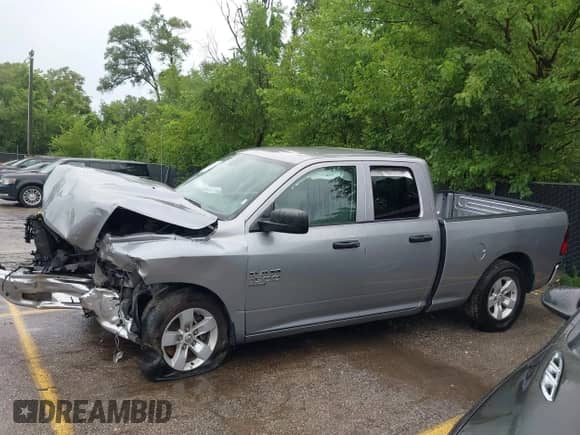 2024 Ram 1500 SLT z VIN 1C6RR6GG7RS122639, wystawiony jako IAAI lot #42777473 z przebiegiem 46 397 mil mil oraz . Historia ofert i sprzedaży dostępna na DreamBid. Obrazek 14.