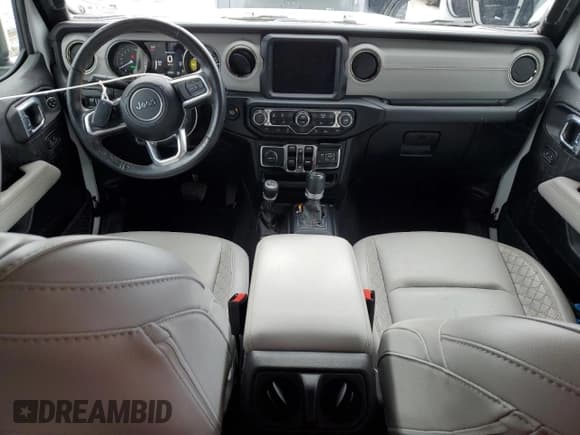 ✅ 2022 Jeep Wrangler Unlimited Sahara • VIN: 1C4JJXP65NW182979 • Lot: 89898485. Wystawiony na Copart z przebiegiem 31 135 mil. Bezpłatny archiwum sprzedaży aukcyjnych z USA i szczegółowy raport historii pojazdu na DreamBid. Zdjęcie 8.