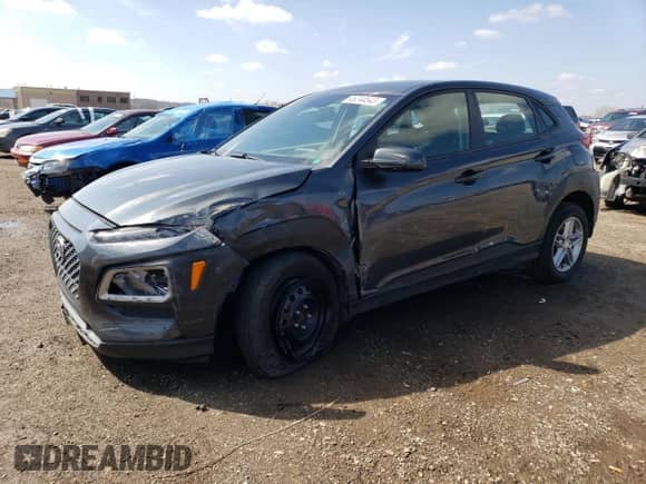 ✅ 2018 Hyundai Kona SE • VIN: KM8K1CAA6JU177317 • Lot: 46244543. Wystawiony na Copart z przebiegiem 54 151 mil mil. Skorzystaj z bezpłatnego archiwum sprzedaży aukcyjnych z USA i zobacz szczegółowy raport historii pojazdu na DreamBid. Zdjęcie 1.