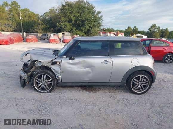 2008 MINI Hardtop с VIN WMWMF33588TT59838, выставлен на аукционе IAAI как лот 43367389 с пробегом 246 154 миль миль и . История ставок и продаж доступна на DreamBid. Изображение 15.